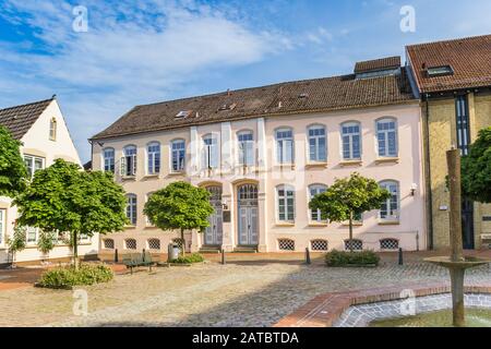 Edifici storici nella piazza Rathausmarkt di Schleswig, Germania Foto Stock