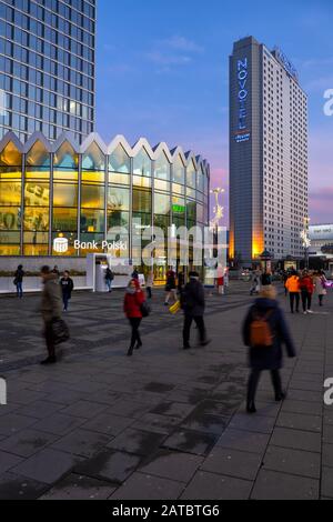 Varsavia, Polonia - 14 gennaio 2020: Edificio Rotunda della PKO BP Bank Polski e Novotel Hotel nel centro della città al tramonto Foto Stock