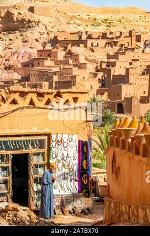 Uomo in negozio di articoli da regalo a Ksar di Ait ben Haddou. Marocco. Ottobre 2019 Foto Stock