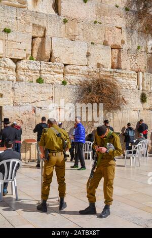 Gerusalemme, Israele - 19 febbraio 2017: Due soldati armati non identificati pregano e meditano davanti al Muro Occidentale, il luogo più sacro per l'ebraismo, su Foto Stock