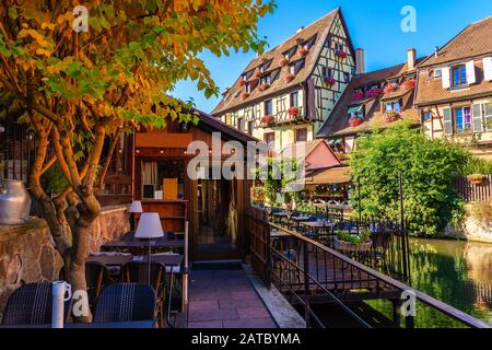 Ristorante Terrazza con tavoli situato sul canal bank nel villaggio di Colmar, Little Venice, Alsazia strada del vino, Francia Foto Stock