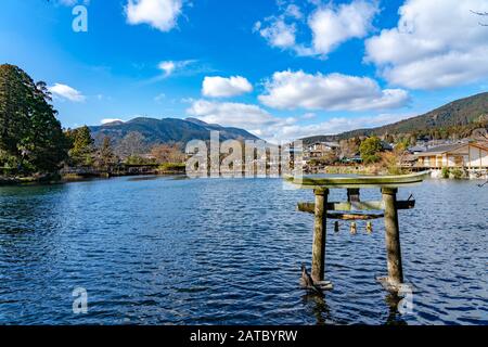 Golden Scale Lake e Yufu Mountain in inverno giorno di sole con cielo blu chiaro. Questo popolare luogo turistico comunemente visto e fotografato dal turista Foto Stock