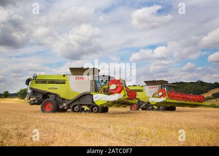 Mietitrebbia 2x Claas Lexion parcheggiata in un campo. Molto Hadham, Hertfordshire. REGNO UNITO Foto Stock