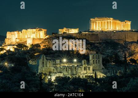 Vista notturna dell'Acropoli, Atene, Grecia. Le antiche strutture greche sull'Acropoli sono il punto di riferimento principale di Atene. Rovine di illuminazione del Partenone al Foto Stock