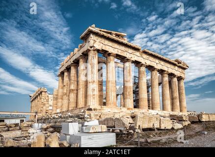 Partenone sull'Acropoli di Atene, Grecia. L'antico Partenone greco è il punto di riferimento principale di Atene. Rovine del maestoso Partenone sulla cima della collina. Fam Foto Stock