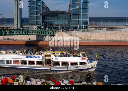 Vista del turista barca fluviale sul fiume Spree con la stazione ferroviaria principale verso la parte posteriore a Berlino Germania Foto Stock