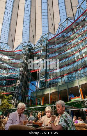 Cinemes e ristoranti nell'atrio interno del Sony Center a Potsdamer Platz a Berlino, Germania Foto Stock