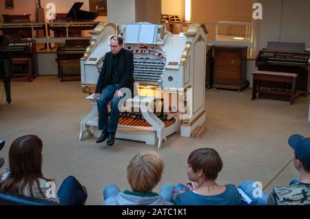 Cembalos in mostra al Musikstrumententen Museum o al Museum of Musical Instruments a Mitte Berlino Germanydly, la città già affollata divenne ancora di più Foto Stock