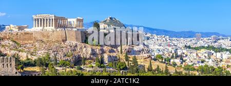 Vista panoramica di Atene, Grecia. La famosa collina dell'Acropoli sorge sopra il paesaggio urbano. E' il punto di riferimento principale di Atene. Paesaggio della città vecchia di Atene con antica Foto Stock