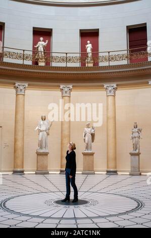 Sculture nell'atrio dell'interno del Museo Altes su Museumsinsel a Berlino Germania Foto Stock