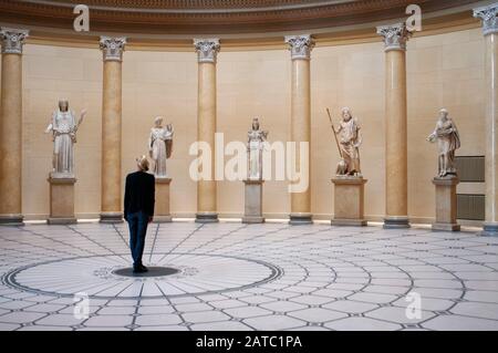 Sculture nell'atrio dell'interno del Museo Altes su Museumsinsel a Berlino Germania Foto Stock