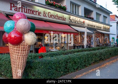 Negozio di ghiaccio e negozi a Königin Luise Strasse a Berlino Germania Foto Stock