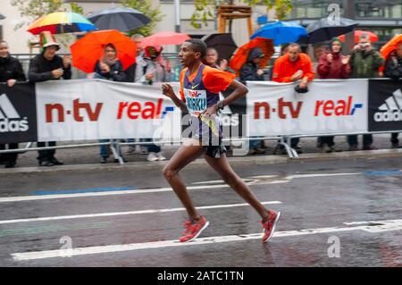 Partecipante nero africano della maratona di Berlino al chilometro 40, Berlino, Germania, Europa. La Maratona di Berlino (marchio BMW Berlin Marathon per sponso Foto Stock