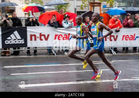 Partecipante nero africano della maratona di Berlino al chilometro 40, Berlino, Germania, Europa. La Maratona di Berlino (marchio BMW Berlin Marathon per sponso Foto Stock