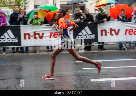 Partecipante nero africano della maratona di Berlino al chilometro 40, Berlino, Germania, Europa. La Maratona di Berlino (marchio BMW Berlin Marathon per sponso Foto Stock