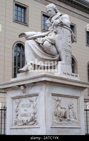 Humboldt University. Facciata e statua del fisico tedesco Hermann von Helmholtz (1821-1894). Berlín. Germania. Foto Stock