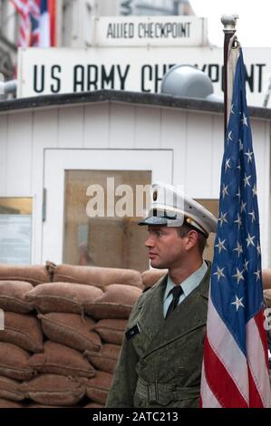 Checkpoint Charlie US Army Checkpoint e ricostruzione di una casa di guardia nell'ex punto di attraversamento tra Berlino Est e Ovest in Germania Foto Stock
