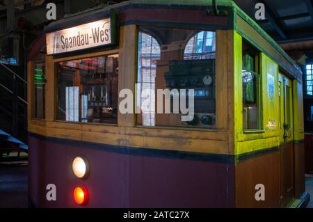 Vecchio tram in mostra al Deutsches Technikmuseum, Museo tedesco della tecnologia, a Berlino, Germania Foto Stock