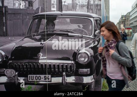 Foto di auto vecchia di fronte al Museum Checkpoint Charlie a Friedrichstrasse, Friedrichstadt, quartiere Mitte, Berlino est, Germania Foto Stock