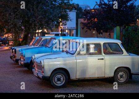 Trabi World Tour guidati da vintage tedesco orientale automobili Trabant a Berlino Germania Foto Stock