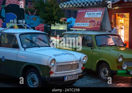 Trabi World Tour guidati da vintage tedesco orientale automobili Trabant a Berlino Germania Foto Stock