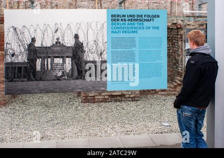 Turisti alla topografia del terrore museo all'aperto a Berlino, Germania, che comprende una sezione di conservato del muro di Berlino Foto Stock