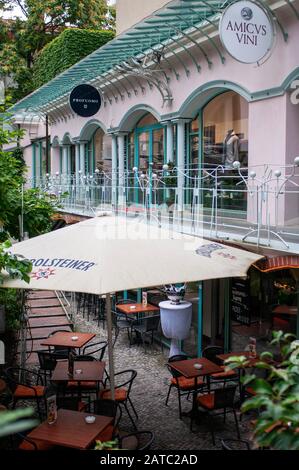 L'area commerciale Hackesche Hofe Mall e' il primo cortile (HOF 1), costruito nel modo Jugendstil dall'artista tedesco August Endel nel 1907 Mitte Berlin Ge Foto Stock