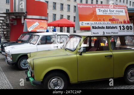 Trabi World Tour guidati da vintage tedesco orientale automobili Trabant a Berlino Germania Foto Stock