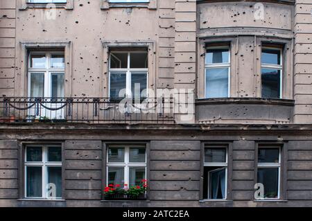 Le cicatrici della guerra a Berlino Germania. Sembra che una granata sia stata sparata in questa casa, distruggendo due finestre e la loro area circostante. Le pietre Foto Stock