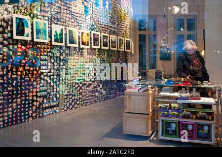 Negozio di fotografia Lomography a Friedrichstrasse Mitte Berlin Germania Foto Stock