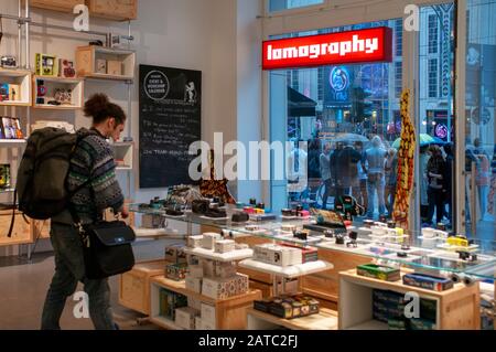 Negozio di fotografia Lomography a Friedrichstrasse Mitte Berlin Germania Foto Stock