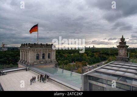 Vista del quartiere governativo di Berlino dal tetto del famoso edificio del Reichstag e della Paul Lobe Haus al crepuscolo, Berlino, Germania Foto Stock