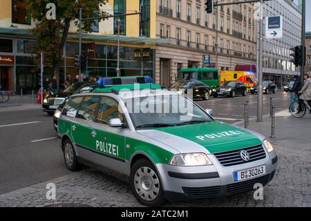 Primo piano immagine delle lettere Polizei su un'auto di polizia tedesca nel centro di Berlino Germania Foto Stock