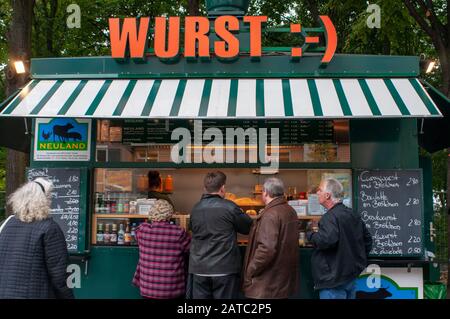 WURST, SALSICCE E BIRRA IN UN BIERGARTEN, TIERGARTEN, BERLINO, GERMANIA. I giardini della birra sono più comuni a Monaco, dove è possibile visitare il nonno di un Foto Stock