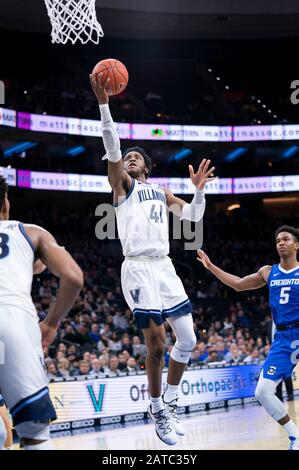 Philadelphia, Pennsylvania, Stati Uniti. 1 febbraio 2020: Villanova Wildcats avanti Saddiq Bey (41) mette in scena il tiro durante la partita di basket NCAA tra il Creighton Bluejays e il Villanova Wildcats al Wells Fargo Center di Philadelphia, Pennsylvania. (Christopher Szagola/CSM) Foto Stock