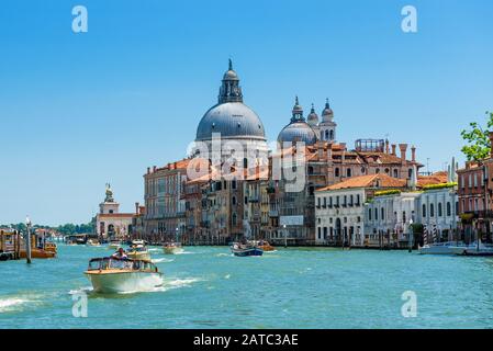 Venezia, Italia - 18 Maggio 2017: Canal Grande Con Basilica Di Santa Maria Della Salute. Il Canal Grande è uno dei principali corridoi di traffico acquatico di Venezia Foto Stock