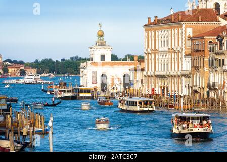 Venezia, Italia – 18 maggio 2017: Canal Grande con barche e vaporetto. E' una famosa attrazione turistica di Venezia. Panorama della strada principale di Venezia Foto Stock