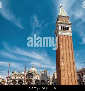 Basilica e Campanile di San Marco sulla Piazza San Marco, o Piazza San Marco`s, a Venezia, Italia. Questa è la piazza principale di Venezia. Foto Stock