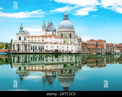 Venezia, Italia. Incredibile vista di Venezia con specchio d'acqua. Panorama della vecchia architettura di Venezia sul Canal Grande. Bella sce estate Foto Stock