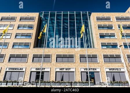 Laeken, Bruxelles / Belgio - 02 25 2019: Moderna facciata rettangolare dell'edificio Herman Teirlinck, l'ufficio amministrativo principale del Flem Foto Stock