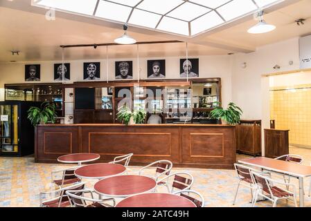 Saint-Gilles, regione capitale di Bruxelles / Belgio - 09 07 2019: Il bar bistrot della sala nuoto Victor Boin Foto Stock