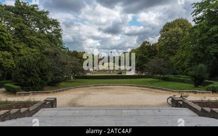 Vorst Forest, Bruxelles Capital Region / Belgium - 09 07 2019: Vista panoramica dal parco cittadino di Duden sulla fontana e il sud di Bruxelles con Foto Stock