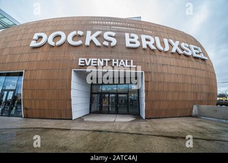 Schaerbeek, Bruxelles / Belgio - 03 15 2019: L'ingresso a forma rotonda della sala eventi bruxsel di banchine in materiali contemporanei Foto Stock