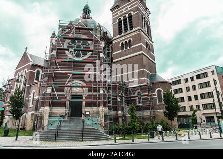 Uccle, Bruxelles / Belgio - 06 14 2019: Facciata della chiesa nella piazza di San Giobbe Foto Stock