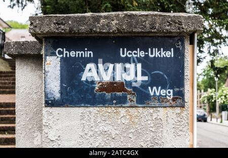 Uccle, Bruxelles / Belgio - 06 14 2019: Il segno blu della chemin Avijl, il sentiero stretto Avijl Foto Stock