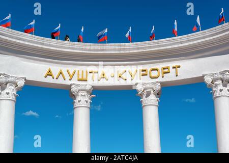Alushta, RUSSIA - 15 MAGGIO 2016: La rotonda 'Alushta resort' con bandiere russe sul lungomare della città di Alushta. Alushta è una famosa località turistica Foto Stock