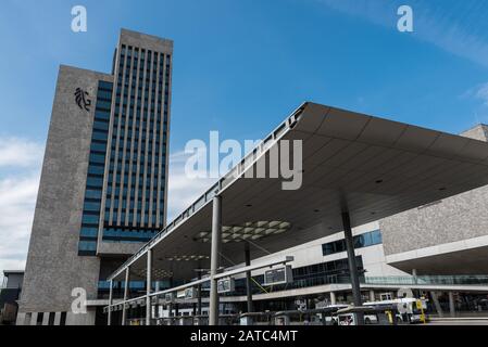 Gand, Fiandre / Belgio - 09 02 2019: L'edificio virginie Loveling dell'amministrazione del governo fiammingo con il terminal degli autobus De Lijn Foto Stock