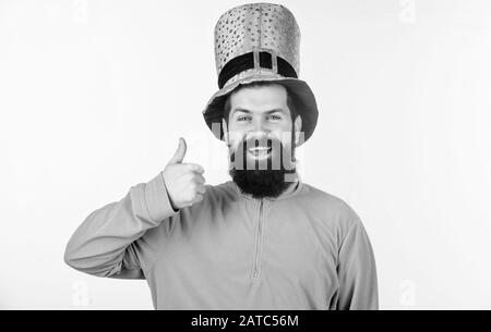 Mostra il suo pollice in alto. Felice l'uomo irlandese con la barba che indossa il verde. Hipster in leprechaun hat e costume. Uomo Barbuto festeggia San Patrizio giorno. Happy saint patricks giorno. Foto Stock