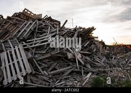Pallets di legno impilati su una miniera in Germania Foto Stock