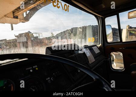 Grande vecchio camion da dentro durante l'alba in Germania, volante di un vecchio camion Foto Stock